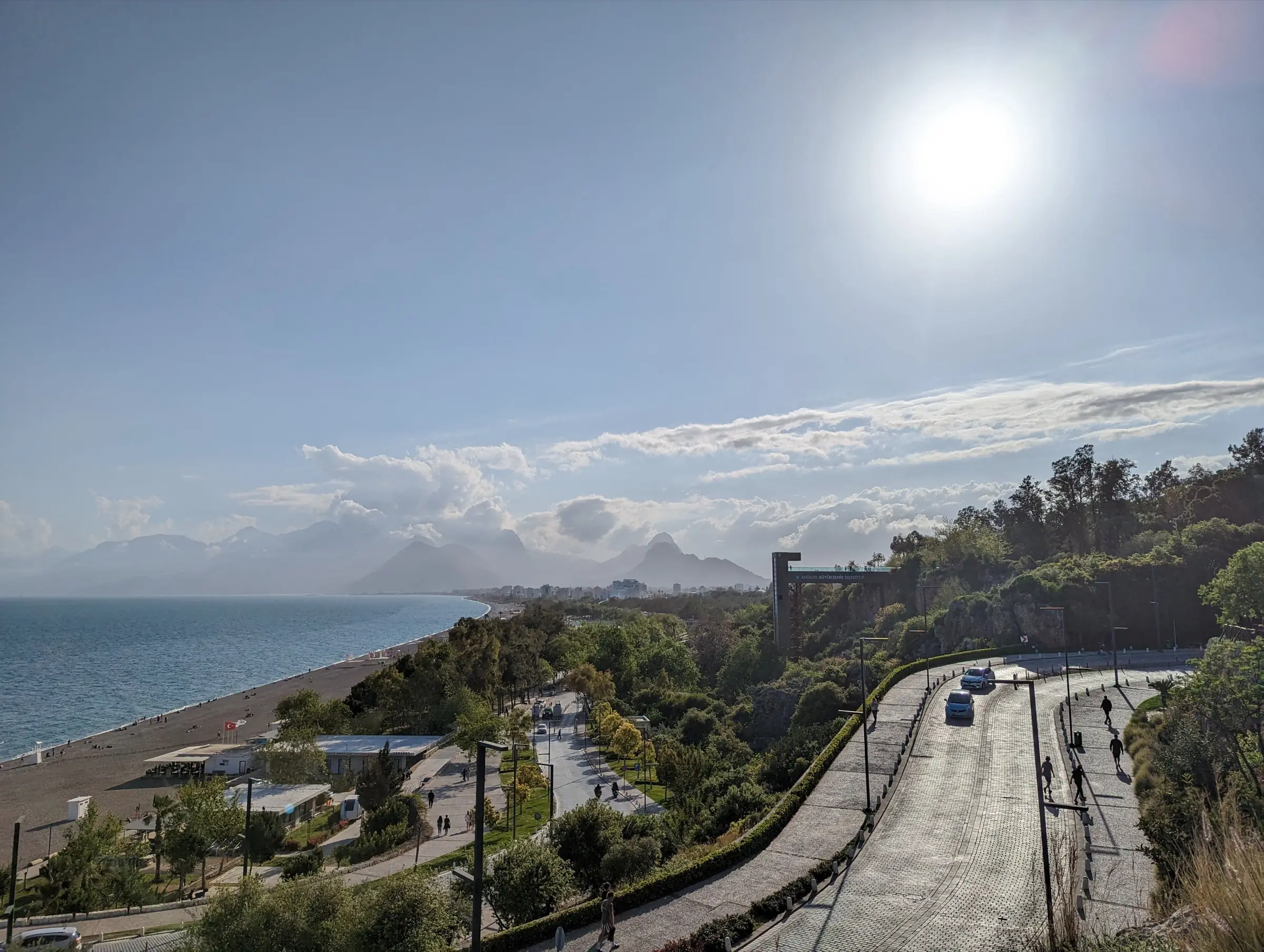 Konyaaltı sahili, sahil yolu ve Beydağları